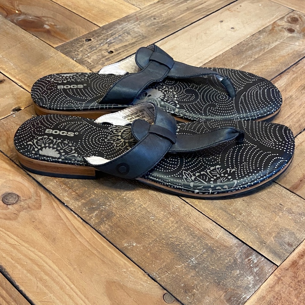 Bogs Black Floral-Patterned Thong Sandals - Picture 3 of 5